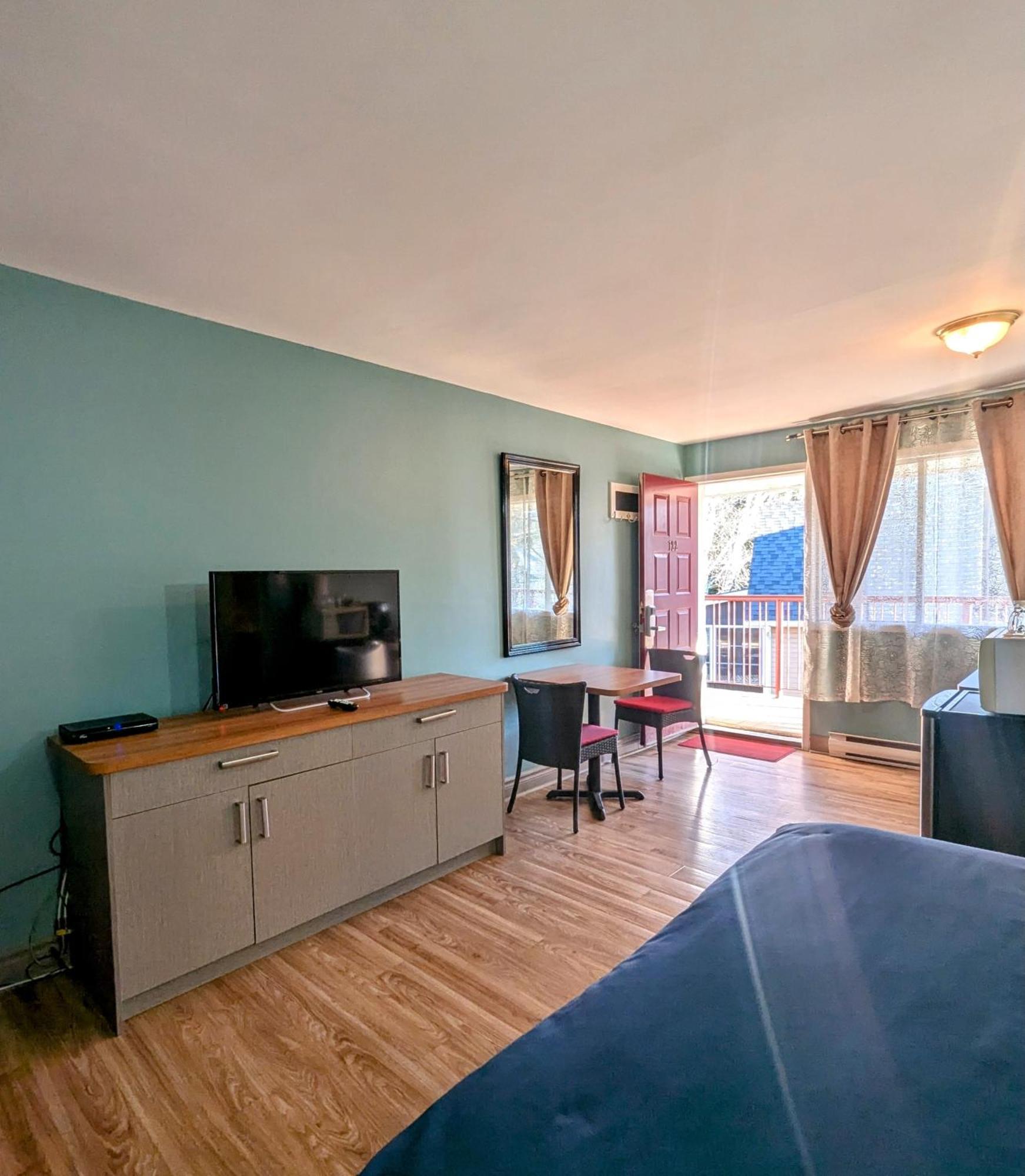 Motel Des Pentes Et Suites Saint-Sauveur-des-Monts Eksteriør bilde