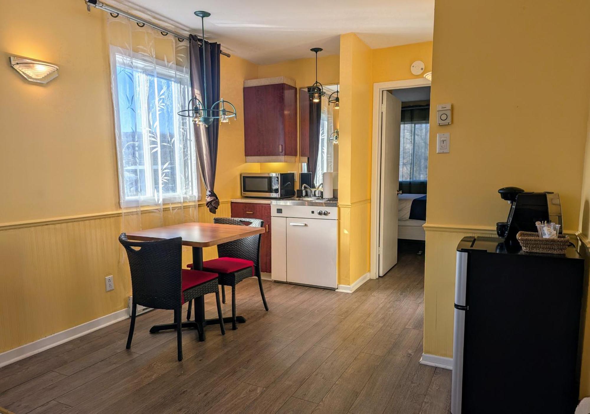 Motel Des Pentes Et Suites Saint-Sauveur-des-Monts Eksteriør bilde